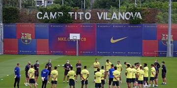 GRAFCAT7630\u002E SANT JOAN DESPI (BARCELONA) (ESPAÑA), 01/06/2020\u002E-El técnico del FC Barcelona, Quique Setién (c) dirige el entrenamiento que ha realizado este lunes la plantilla barcelonista en la Ciudad Deportiva Joan Gamper\u002EEFE/FC BARCELONA/ Miguel Ruiz SÓLO USO EDITORIAL NO VENTAS NO ARCHIVO