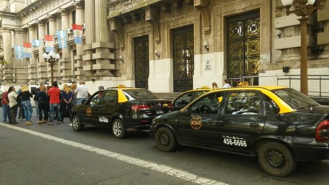 Trabajadores autoconvocados se sumaron a la protesta en la zona de Santa Fe y Dorrego.