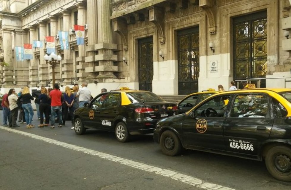Después del velorio del taxista, familiares y choferes se despegan del gremio y protestan ante la Gobernación