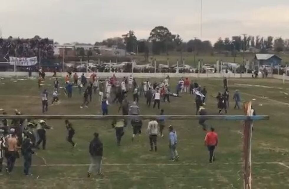 Feroz pelea en la final de la Liga de Mar Chiquita: hubo batalla campal y robaron la copa