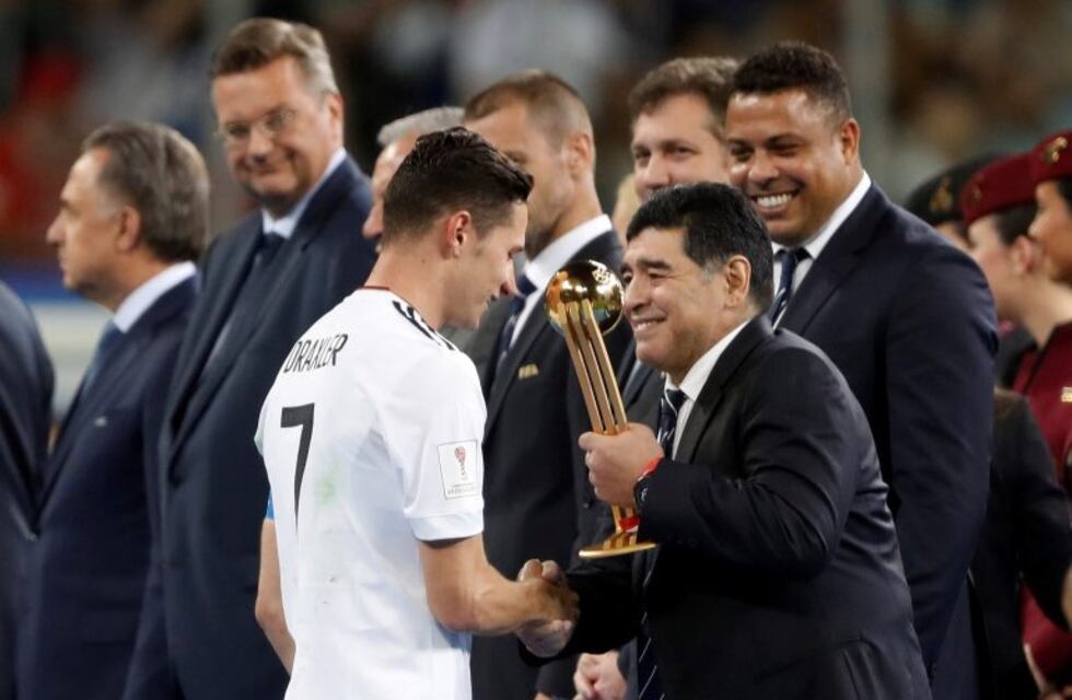 Maradona entregó el premio al mejor jugador de la Copa Confederaciones