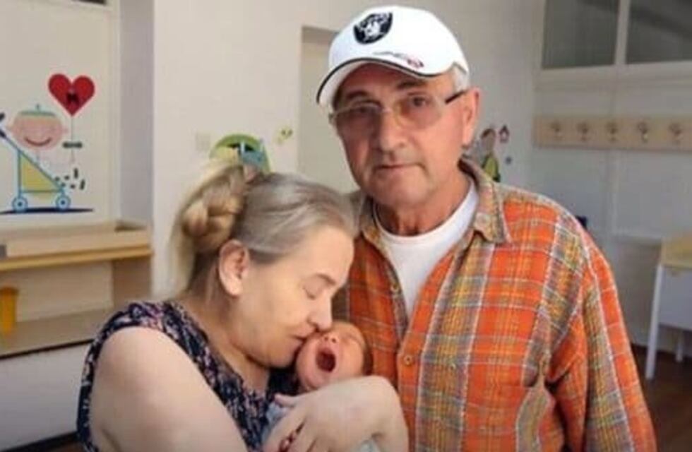 Fue mamá a los 60 y su marido la dejó por sentirse "muy viejo"