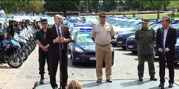 El acto se llevó a cabo frente al Monumento a la Bandera\u002E (@gobsantafe)