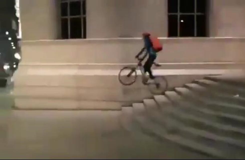 Vídeo: intentó una acrobacia con su bici en Patio Olmos y casi termina en tragedia