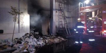 Bomberos de la Policía de San Luis trabajaron dos horas para sofocar el incendio\u002E