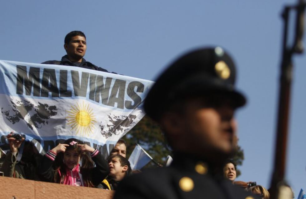 Todavía sin confirmación presidencial, los excombatientes enojados con el acto del Día de la Bandera