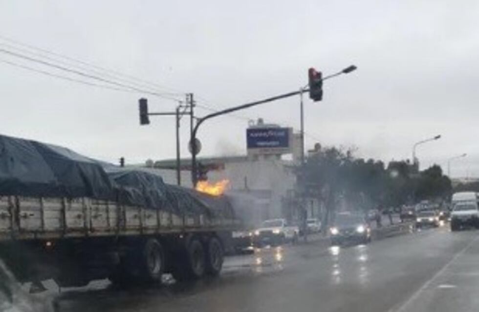 Se prendió fuego la carga de un camión en plena avenida