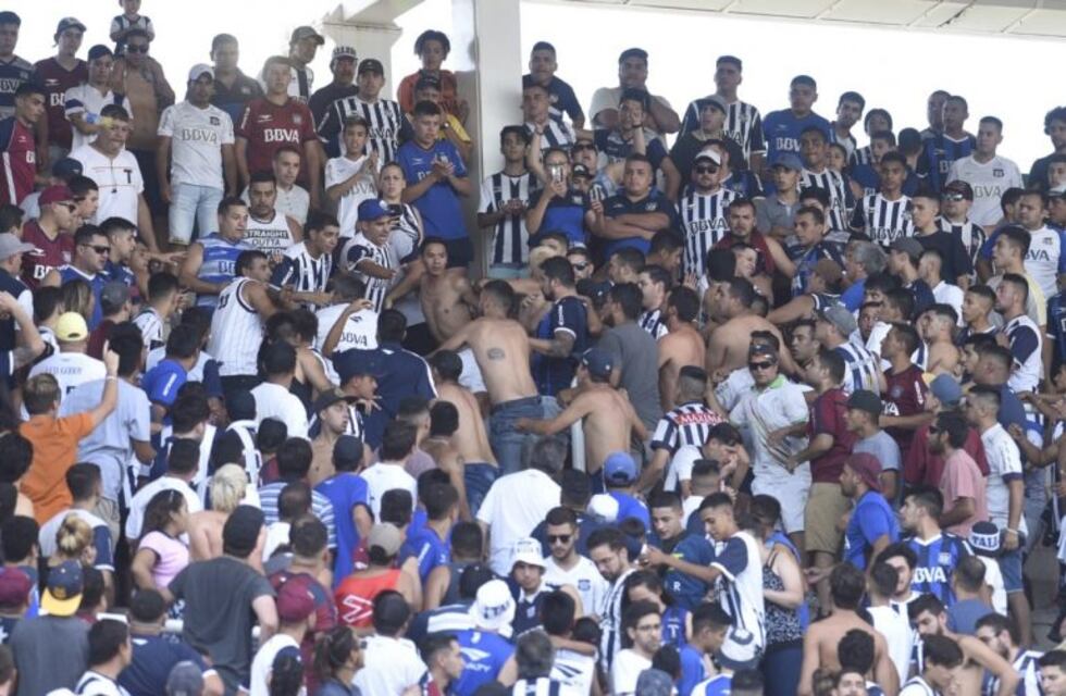El público de Talleres reprobó a La Fiel: "Que se vayan todos", le cantaron