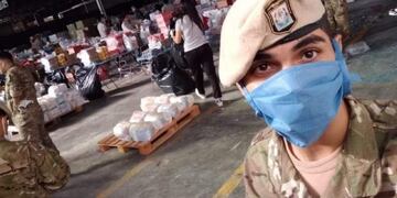 Manuel Olivera tiene 22 años y es soldado y cantante\u002E