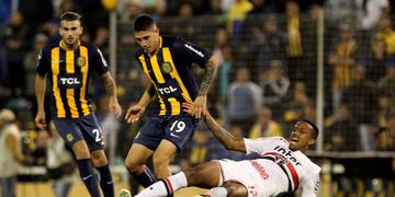 Soccer Football - Copa Sudamericana - Argentina's Rosario Central v Brazil's Sao Paulo - Gigante de Arroyito stadium, Rosario, Argentina - April 12, 2018 - Rosario Central's Joel Lopez Pissano and Sao Paulo's Eder Militao in action\u002E REUTERS/Agustin Marcarian santa fe rosario futbol torneo copa sudamericana 2018 futbolistas partido Rosario Central vs san pablo sao paulo