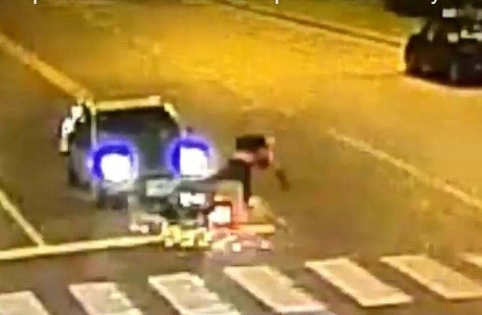 Conducía a toda velocidad, quiso doblar y casi termina bajo un auto