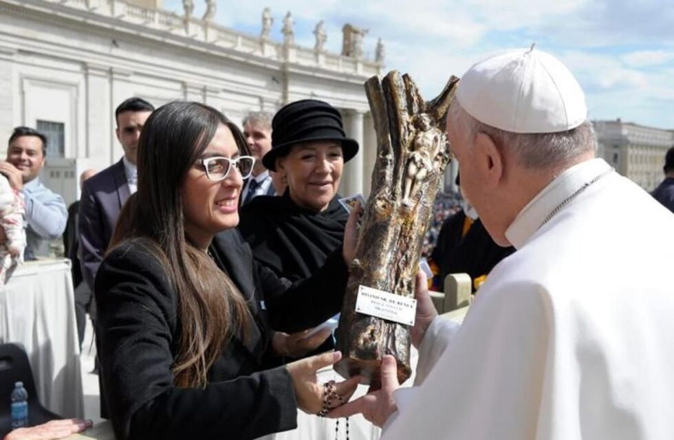 Le regalaron al Papa Francisco una réplica del Cristo de Renca