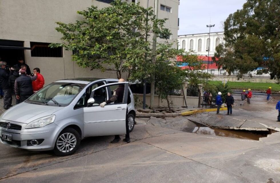 Video: Así fue el rescate del auto atrapado en el pozo de Coronel Olmedo y Costanera