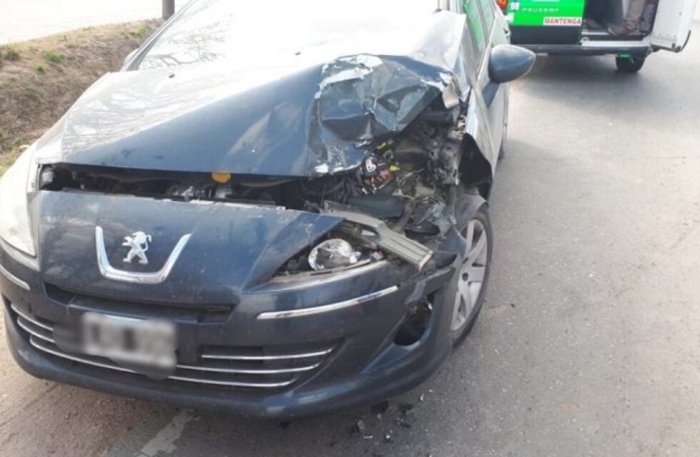 Colisión entre un vehículo y una camioneta: uno de los conductores resultó lesionado