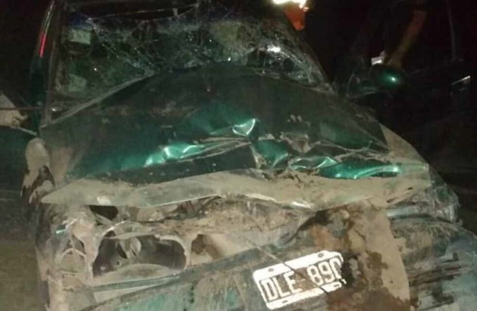 Chocó con la parte trasera de un camión y quedó atrapado en su auto