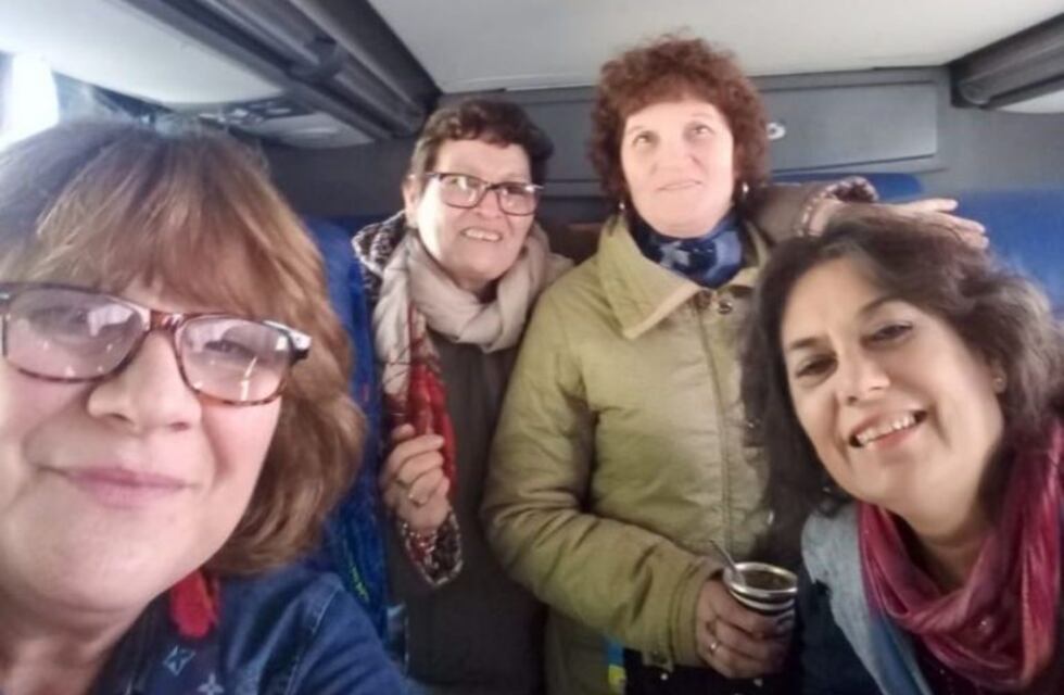 Es viral: la "lucha" de cuatro amigas por sacarse una selfie y no saber cómo hacerlo