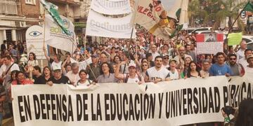 Profesores y estudiantes de la UNNE se sumaron a la marcha en defensa de la Universidad Pública