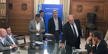Los gobernadores de Mendoza y La Pampa, Alfredo Cornejo y Carlos Verna, respectivamente, se reunieron en la Casa Rosada\u002E