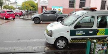 Inspector municipal estacionó sobre la senda peatonal\u002E