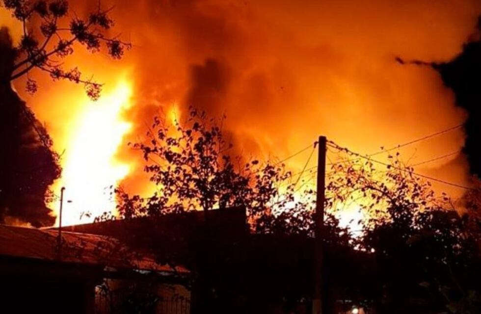 Oberá: el fuego consumió por completo a un local de la Terminal de Villa Bonita
