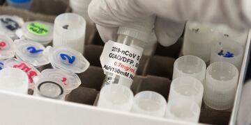 La vacuna de las farmacéuticas Pfizer Inc. y BioNTech (Foto: ANDREW CABALLERO-REYNOLDS / AFP)