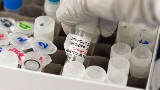 La vacuna de las farmacéuticas Pfizer Inc. y BioNTech (Foto: ANDREW CABALLERO-REYNOLDS / AFP)