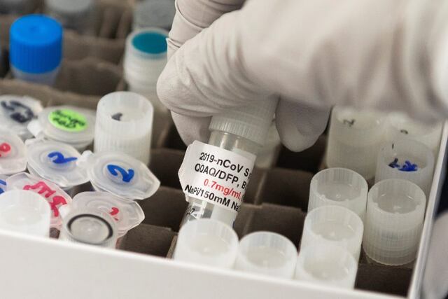Las compañías farmacéuticas Pfizer Inc. y BioNTech SE anunciaron hoy que Argentina fue seleccionada como una de las sedes para llevar adelante una de las fases de prueba con personas de su vacuna contra el coronavirus (Foto: ANDREW CABALLERO-REYNOLDS / AFP)