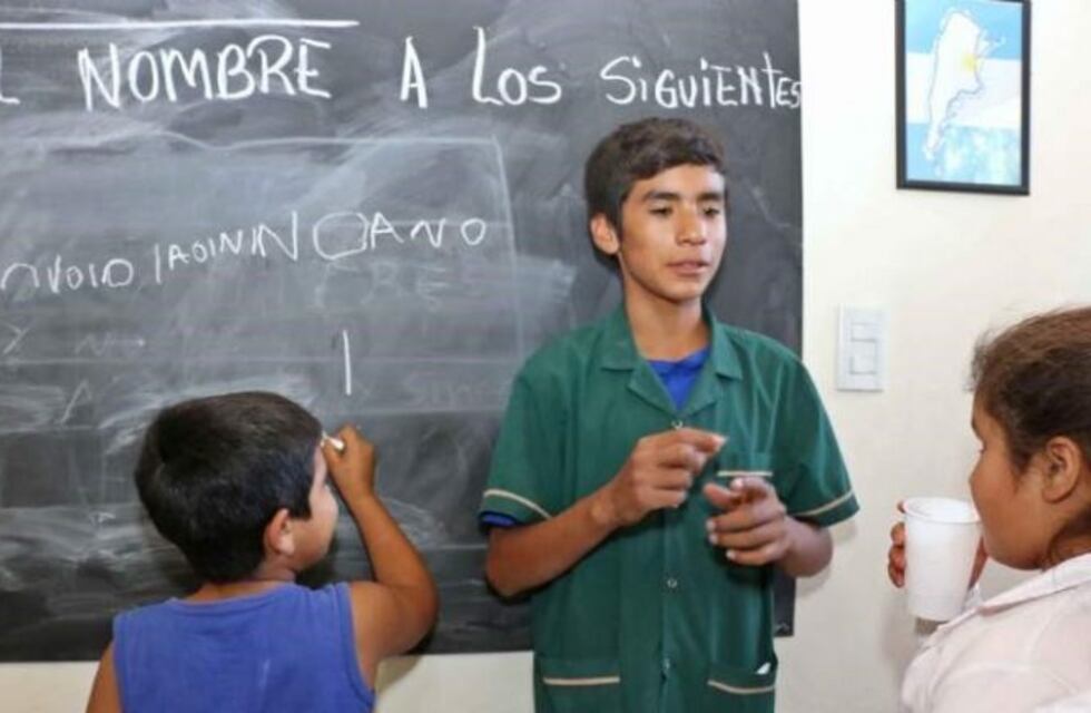 Le construyeron una escuela a Nicanor, el "niño maestro" sanjuanino