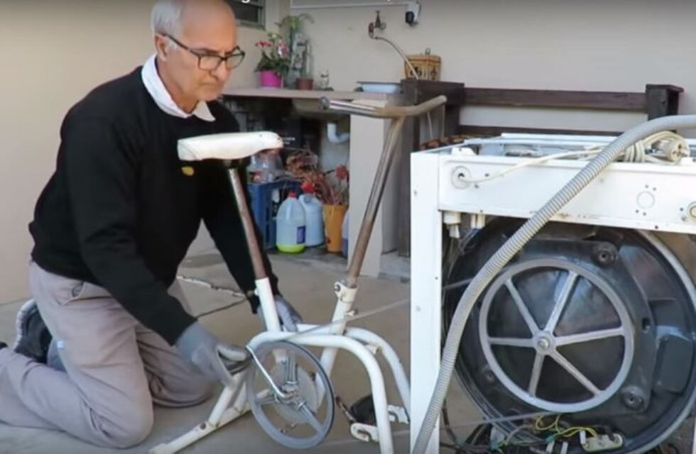 Para "pedalear" la crisis inventó una lavadora a tracción a sangre