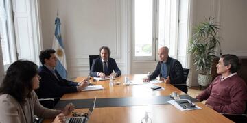 Santiago Cafiero, jefe de Gabinete, y Horacio Rodríguez Larreta, jefe de Gobierno porteño, reunidos en la Casa Rosada para analizar la extensión de la cuarentena\u002E (Foto: Clarín)