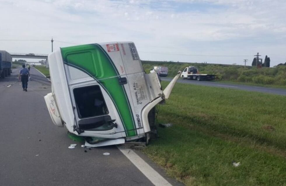 Un camión seriamente dañado tras un violento choque en la autopista a Santa Fe