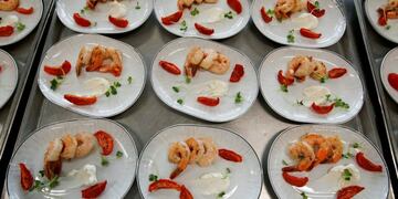 Meals are prepared on plates at the facility of the Gate Gourmet division of airline caterer Gategroup at Zurich Airport in Kloten, Switzerland March 26, 2018\u002E    REUTERS/Arnd Wiegmann suiza  catering Gategroup