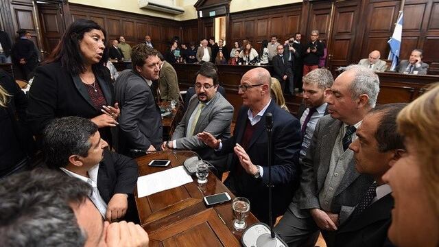 La ley fue aprobada despuu00e9s de que el presidente de la Cu00e1mara baja, Nu00e9stor Paru00e9s, desempatara despuu00e9s de que la votaciu00f3n resultara empatada en 24.