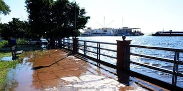 El agua del Río Paraguay ya se encuentra sobre la parte más baja del paso costanero