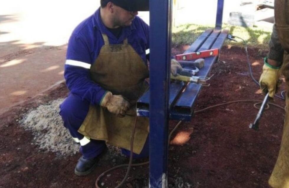 Construyen paradas de colectivos en Oberá