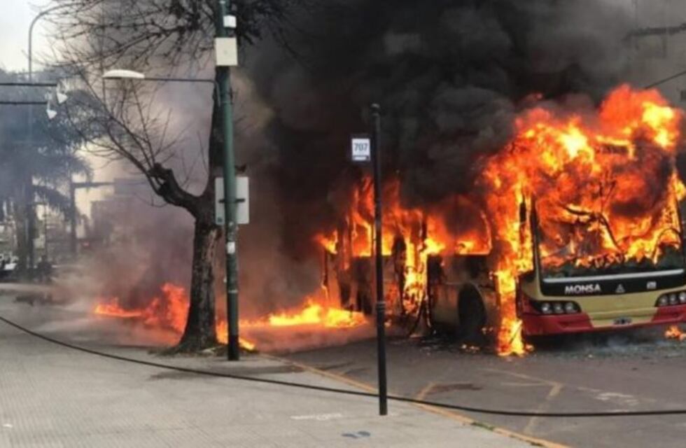 Se incendió un colectivo de la línea 60 en San Isidro