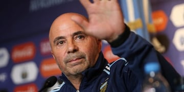 BAS08\u002E EZEIZA (ARGENTINA), 01/06/2017\u002E- El entrenador Jorge Sampaoli saluda en una conferencia de prensa durante su presentaciu00f3n como director tu00e9cnico de la selecciu00f3n argentina de fu00fatbol hoy, jueves 1 de junio de 2017, en el predio de la Asociaciu00f3n de Fu00fatbol Argentino (AFA), en Ezeiza (Argentina)\u002E En su presentaciu00f3n como nuevo seleccionador de Argentina, Jorge Sampaoli destacu00f3 que haber llegado a este puesto \