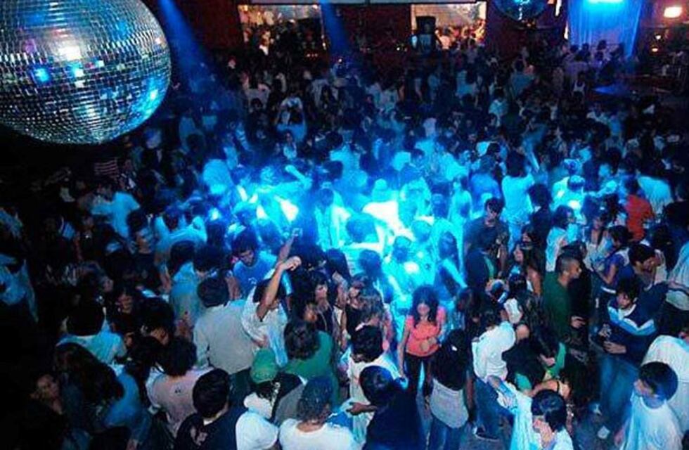 Polémica en el boliche: regularán los horario y venta de bebidas a menores