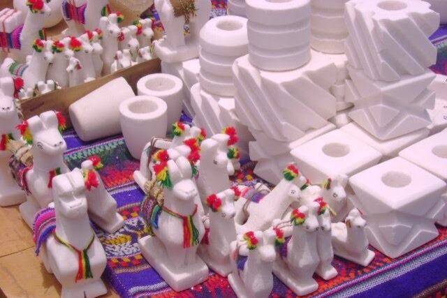 Feria de artesanías en sal en el Centro Cultural América (Turismo Salta)