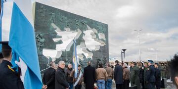 Homenaje en a los héroes de Malvinas en el monumento a los caídos\u002E