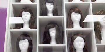 La mujer confecciona pelucas solidarias para mujeres y niñas con enfermedades oncológicas.
