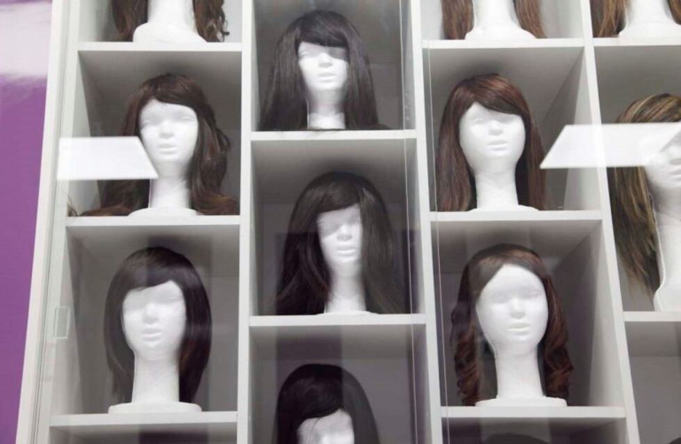 Una peluquera sanrafaelina confecciona pelucas para donarlas a pacientes con cáncer