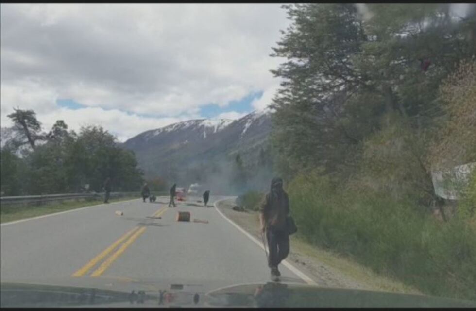 Incidentes en el desalojo de El Foyel: atacaron con piedrazos la camioneta de la gobernadora