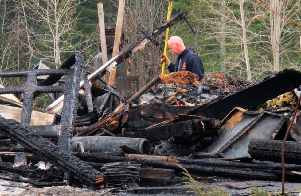 Un hombre murió por rescatar a su perro de una casa en llamas