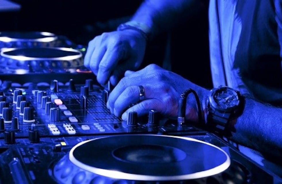 Un DJ santafesino está acusado de abusar de sus hijas y una hermanastra