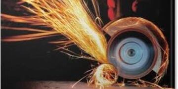 Amoladora cortando