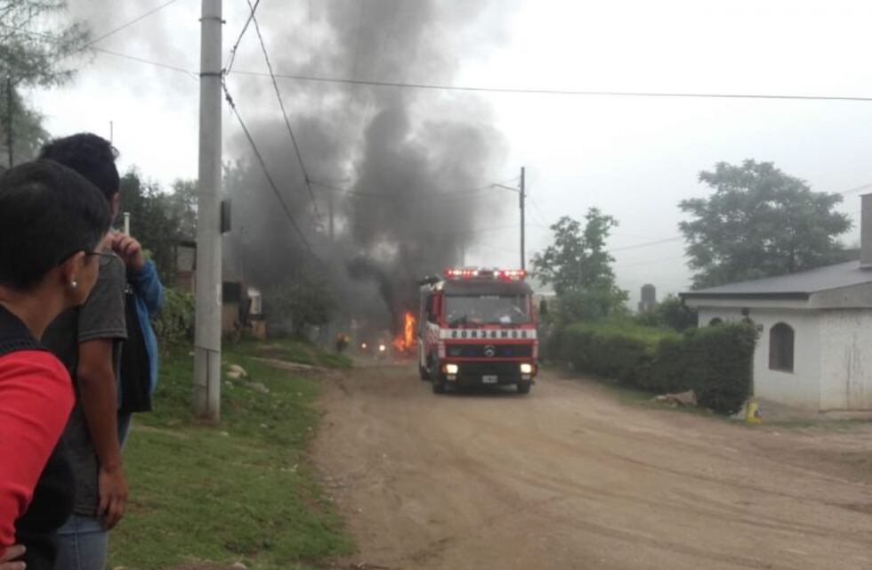 Pánico por el incendio de un colectivo del servicio urbano en Río Ceballos