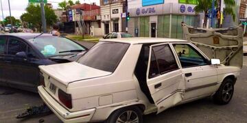 Dos autos interceptaron un Renault 9 y lo balearon hiriendo a quien estaba en al asiento del acompañante\u002E Desesperado, el conductor terminó chocando un Citroen C4 en la esquina de EVa Perón y Zuviría\u002E (Twitter)
