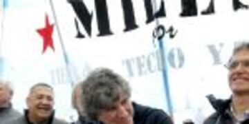 DYN609, BUENOS AIRES 02/09/2016, MILITANTES DE LA AGRUPACION TUPAC AMARU SE MOVILIZAN DESDE AVENIDA RIVADAVIA Y PUEYRREDON HACIA LA PLAZA DE MAYO EN EL MARCO DE LA MARCHA FEDERAL.rnFOTO:DYN/PABLO AHARONIAN. buenos aires Amado Boudou luis delia masiva marcha de los gremios opositores al gobierno marcha federal contra el ajuste protesta sindical marcha y movilizacion a plaza de mayo