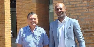 Pablo Isaac Lenguaza y el príncipe de Benin durante la visita a la Legislatura de Misiones\u002E (Gentileza de Lenguaza)